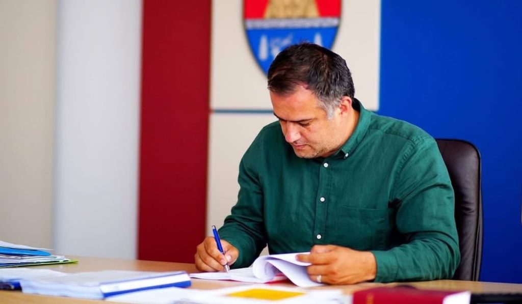 Mesajul lui Lucian Viziteu, posibil semnal de deschidere în USR După ce Eugen TOMAC și-a depus mandatul de premier desemnat, în contextul în care PNL, USR și UDMR au anunțat că nu vor susține cabinetul propus, Președintele României, Nicușor Dan, l-a desemnat pe ADRIAN VEȘTEA pentru funcția de prim-ministru