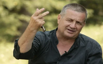 Poetul Mircea Dinescu a reacționat la explozia unei drone ucrainene în Portul Constanța printr-o poezie critică la adresa modului în care autoritățile au gestionat situația, sugerând naivitatea președintelui Nicușor Dan și servirea intereselor ucrainene
