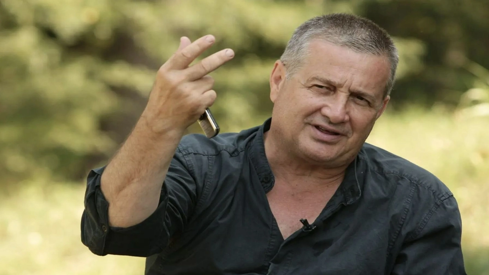 Poetul Mircea Dinescu a reacționat la explozia unei drone ucrainene în Portul Constanța printr-o poezie critică la adresa modului în care autoritățile au gestionat situația, sugerând naivitatea președintelui Nicușor Dan și servirea intereselor ucrainene