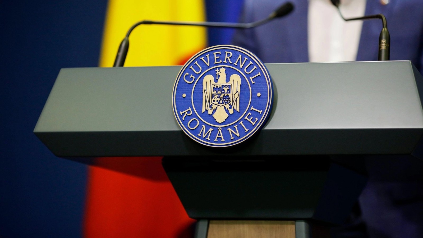 Deputatul USR Bogdan Rodeanu critică vehement posibilitatea formării unui guvern minoritar PSD, catalogând un astfel de scenariu drept „încă o farsă de guvern Veștea 2.0”, care nu ar aduce nicio schimbare reală pentru România