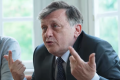 Guvernul Tomac, o „glumă politică proastă”, consideră Crin Antonescu Fostul lider politic Crin Antonescu a catalogat drept o „glumă politică proastă” posibila învestire a unui Guvern Eugen Tomac, format din miniștri tehnocrați