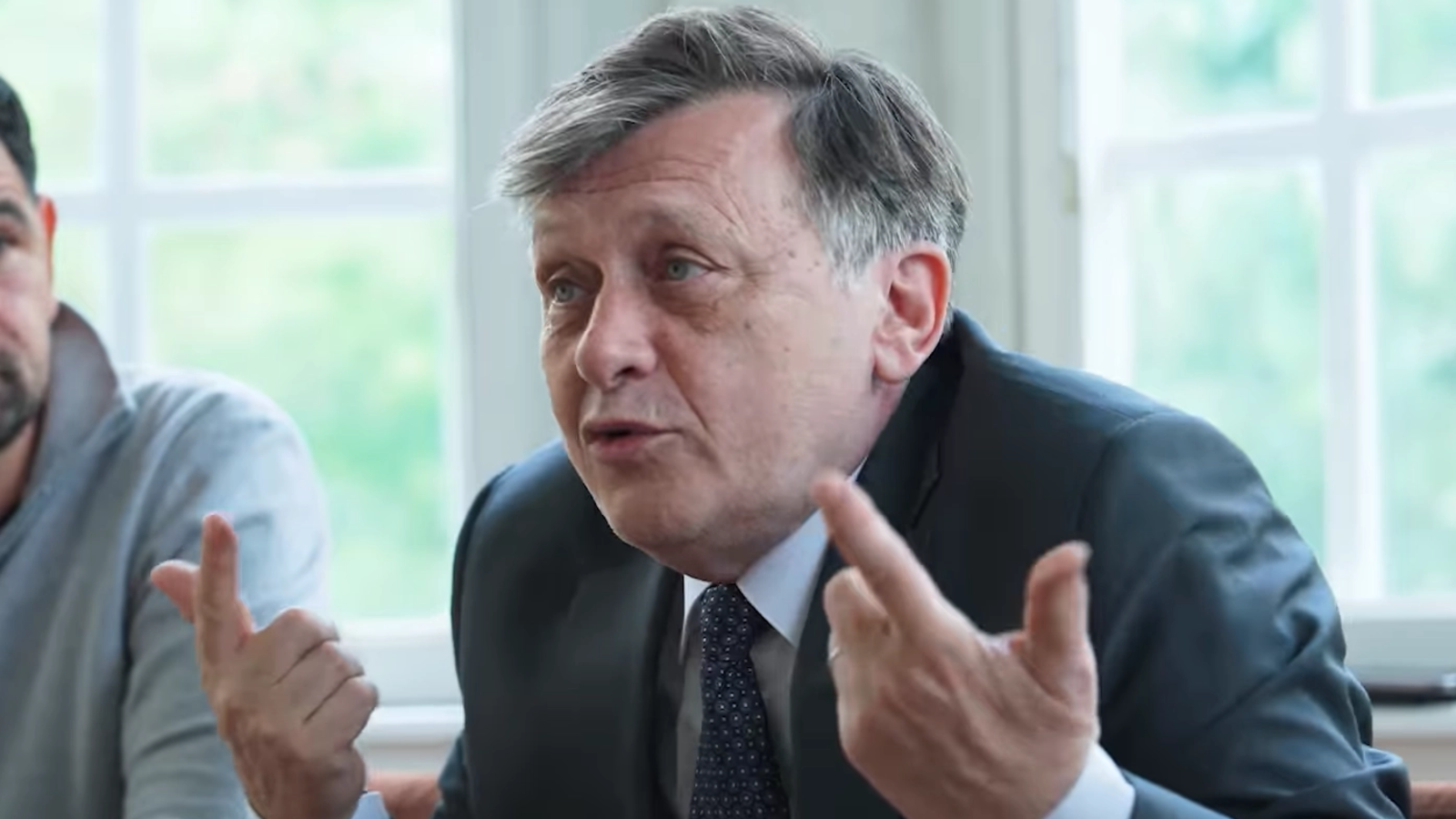 Guvernul Tomac, o „glumă politică proastă”, consideră Crin Antonescu Fostul lider politic Crin Antonescu a catalogat drept o „glumă politică proastă” posibila învestire a unui Guvern Eugen Tomac, format din miniștri tehnocrați