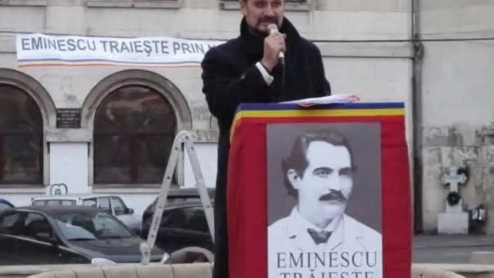 Avocatul Mihai Rapcea, cunoscut pentru implicarea sa în cercuri naționaliste și pentru apărarea unor persoane controversate precum Gregorian Bivolaru, a fost reținut pentru 24 de ore sub acuzația de promovare publică a ideilor legionare, fasciste și a cultului unor persoane condamnate pentru crime de război