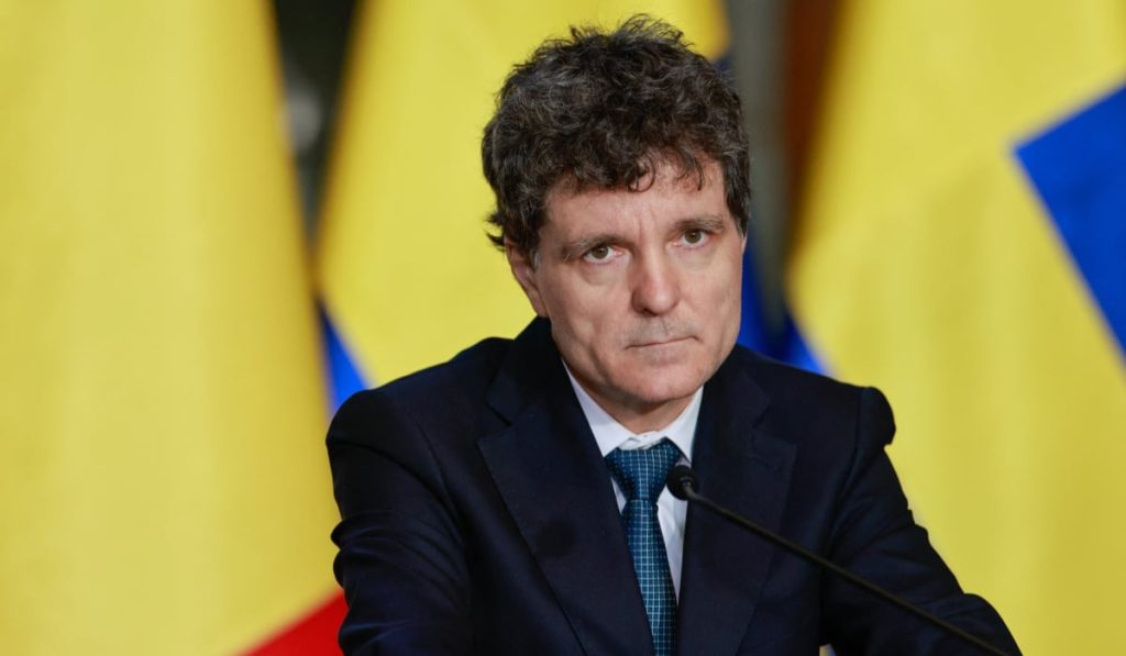 Liberalul Alexandru Muraru îi atacă frontal pe Președintele Iohannis și PSDnnPrimul lider liberal care a replicat direct acuzațiilor președintelui Klaus Iohannis, la scurt timp după ce acesta a insinuat că PNL s-ar fi răzgândit în privința sprijinului pentru un guvern PSD, este Alexandru Muraru