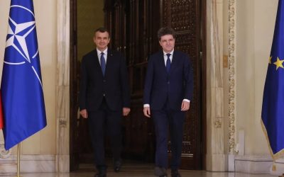 Premierul desemnat Eugen Tomac începe luni negocierile decisive cu partidele din fosta coaliție de guvernare, într-o cursă contra cronometru pentru a obține cele 233 de voturi necesare pentru învestirea unui Guvern catalogat drept „tehnic”