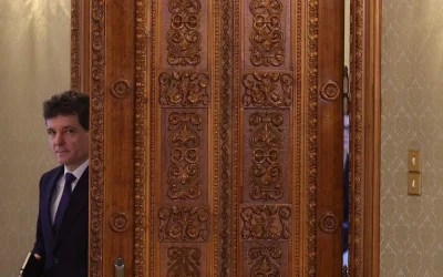 Președintele Nicușor Dan pare să joace un rol strategic în desemnarea viitorului prim-ministru, amânând o nominalizare imediată