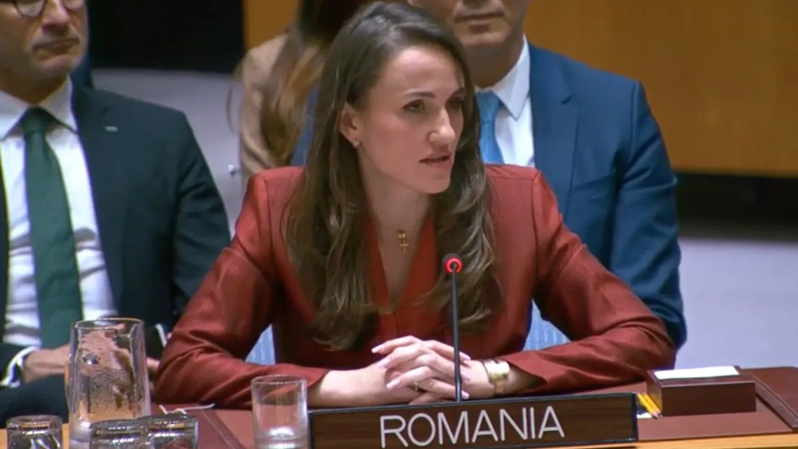 Scrie un articol de presă în stil jurnalistic românesc despre: Cuprins:Ministrul de Externe Oana Țoiu a declarat, în Consiliul de Securitate al ONU, că analiza militară și raportul tehnic realizat de autoritățile române arată „fără îndoială” că drona care a explodat la Galați era o dronă Geran-2 de origine rusească.Oana Țoiu a spus că este pentru prima dată în cei 70 de ani de la aderarea României la ONU când Bucureștiul solicită o reuniune urgentă a Consiliului de Securitate pe o temă care implică direct România.„Nu am chemat Consiliul de Securitate al ONU până astăzi