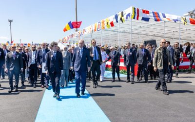 Președintele Turciei, Recep Tayyip Erdoğan, a surprins asistența la o ceremonie la Istanbul prin gestul său de a împărți bani copiilor prezenți, spre deosebire de omologul său român, Nicușor Dan, care a zâmbit, dar nu a urmat exemplul