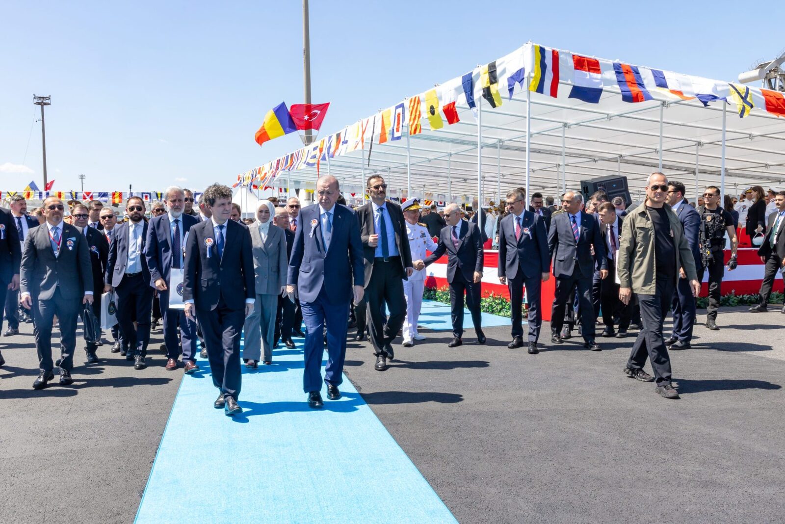 Președintele Turciei, Recep Tayyip Erdoğan, a surprins asistența la o ceremonie la Istanbul prin gestul său de a împărți bani copiilor prezenți, spre deosebire de omologul său român, Nicușor Dan, care a zâmbit, dar nu a urmat exemplul