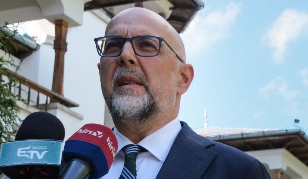 UDMR respinge acuzațiile de rețea de influență și confirmă votul împotriva Guvernului Veștea Liderul UDMR, Kelemen Hunor, a catalogat drept „fabulații și invenții” zvonurile privind o presupusă rețea de influență care ar include premierul ungar Viktor Orbán, liderul PPE Manfred Weber și europarlamentarul Siegfried Mureșan, afirmând clar că Uniunea nu este supusă unor astfel de presiuni