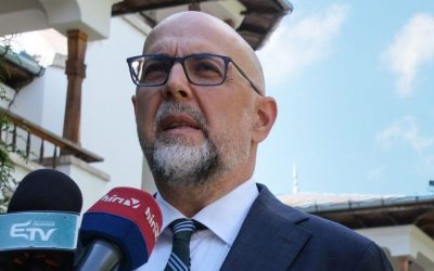 UDMR respinge acuzațiile de rețea de influență și confirmă votul împotriva Guvernului Veștea Liderul UDMR, Kelemen Hunor, a catalogat drept „fabulații și invenții” zvonurile privind o presupusă rețea de influență care ar include premierul ungar Viktor Orbán, liderul PPE Manfred Weber și europarlamentarul Siegfried Mureșan, afirmând clar că Uniunea nu este supusă unor astfel de presiuni