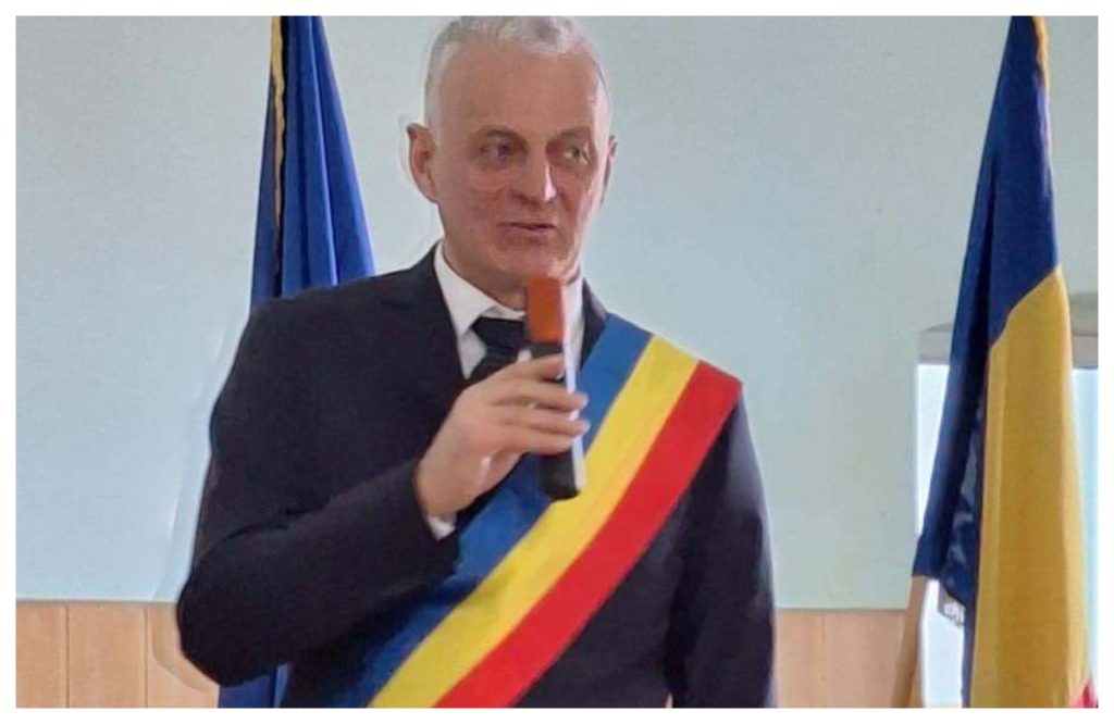 Referendum pentru demiterea primarului din Sânger, județul Mureș Urnele s-au deschis duminică dimineață, la ora 07.00, în comuna Sânger din județul Mureș, unde localnicii sunt chemați la referendum pentru a decide soarta primarului în funcție, GREC VASILE