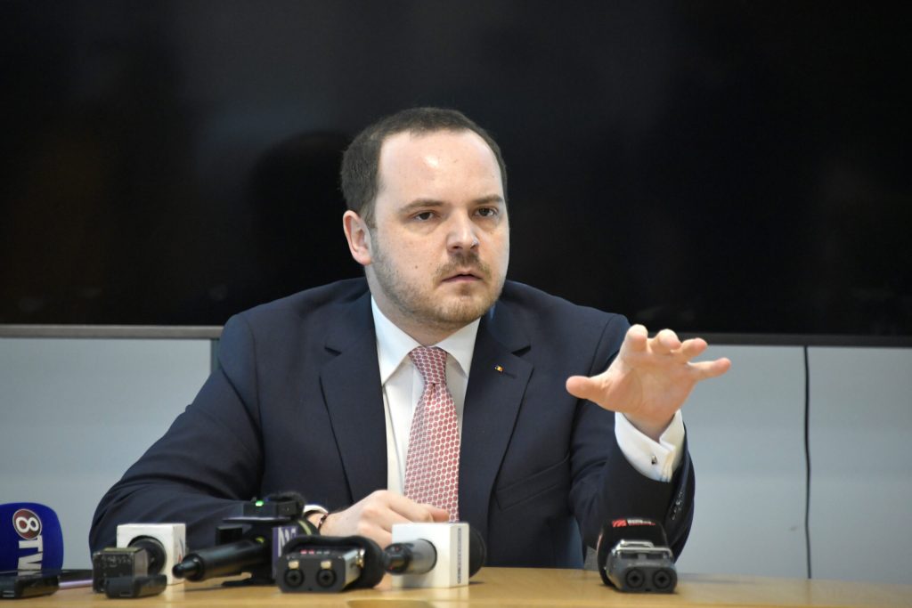 Alexandru Rogobete trage un semnal de alarmă cu privire la utilizarea frecventă a termenului „reformă” în discursul politic românesc, subliniind că acesta a devenit un simplu laitmotiv, deseori lipsit de substanță