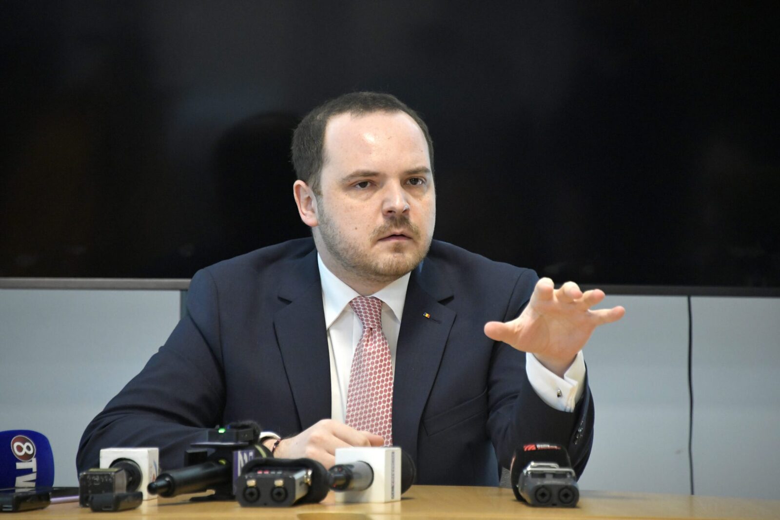 Alexandru Rogobete trage un semnal de alarmă cu privire la utilizarea frecventă a termenului „reformă” în discursul politic românesc, subliniind că acesta a devenit un simplu laitmotiv, deseori lipsit de substanță
