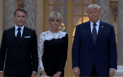 Donald Trump și Emmanuel Macron s-au întâlnit la Palatul Versailles pentru o cină bilaterală, un eveniment diplomatic marcat de fast și de speculații privind un potențial acord de pace cu Iranul