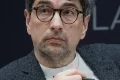 Redactorul-șef al revistei Dilema, Sever Voinescu, avertizează că votul pentru învestirea guvernului propus de Eugen Tomac ascunde mize politice majore, ce depășesc formarea unui nou Executiv