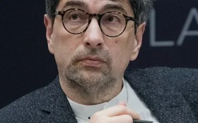 Redactorul-șef al revistei Dilema, Sever Voinescu, avertizează că votul pentru învestirea guvernului propus de Eugen Tomac ascunde mize politice majore, ce depășesc formarea unui nou Executiv