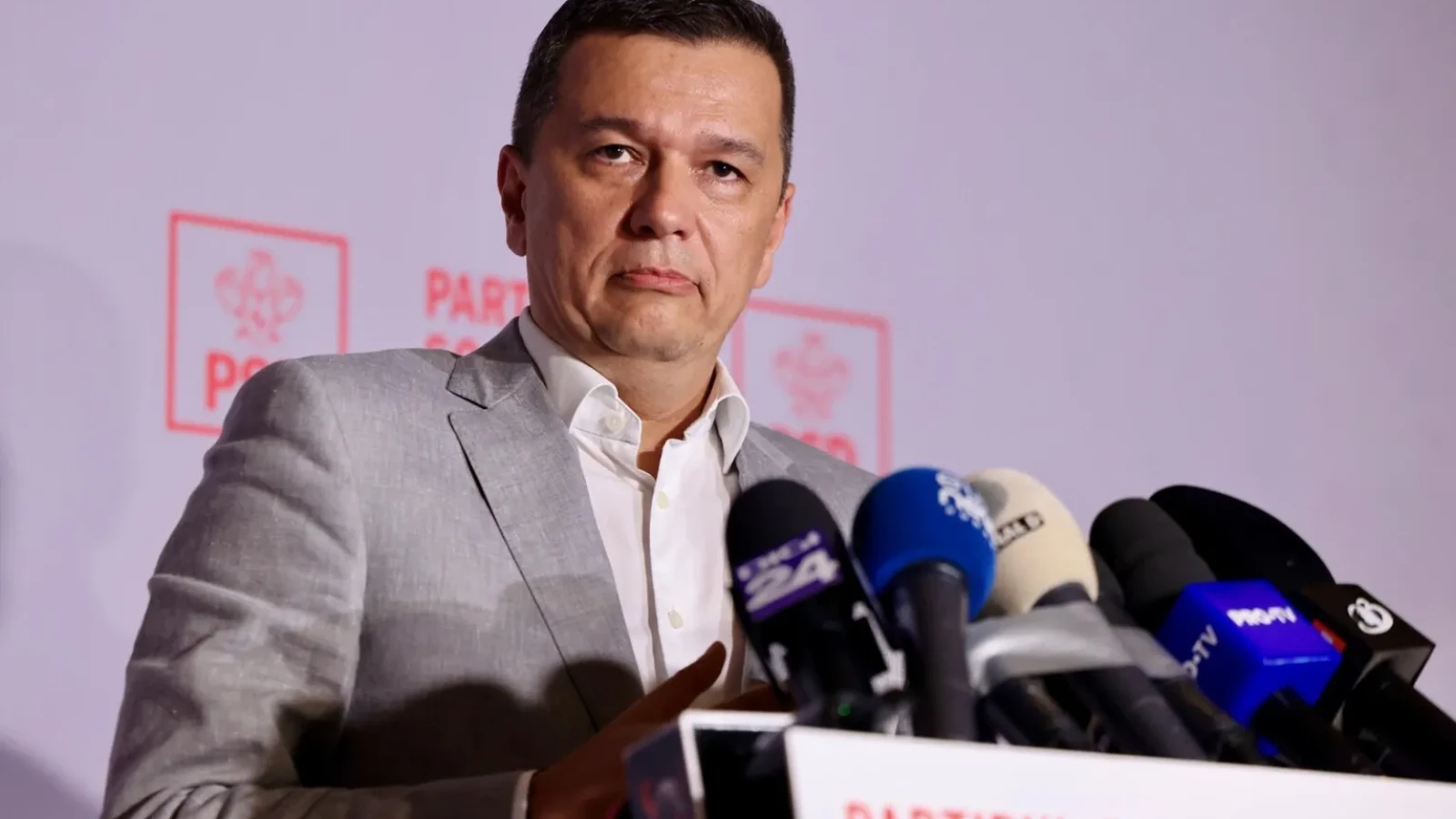 Sorin Grindeanu: PSD nu a luat o decizie privind susținerea premierului desemnat Adrian Veștea Președintele Partidului Social Democrat (PSD), Sorin Grindeanu, a declarat public, după ședința liderilor social-democrați, că formațiunea sa politică nu a luat încă o decizie referitoare la susținerea propunerii de premier, Adrian Veștea