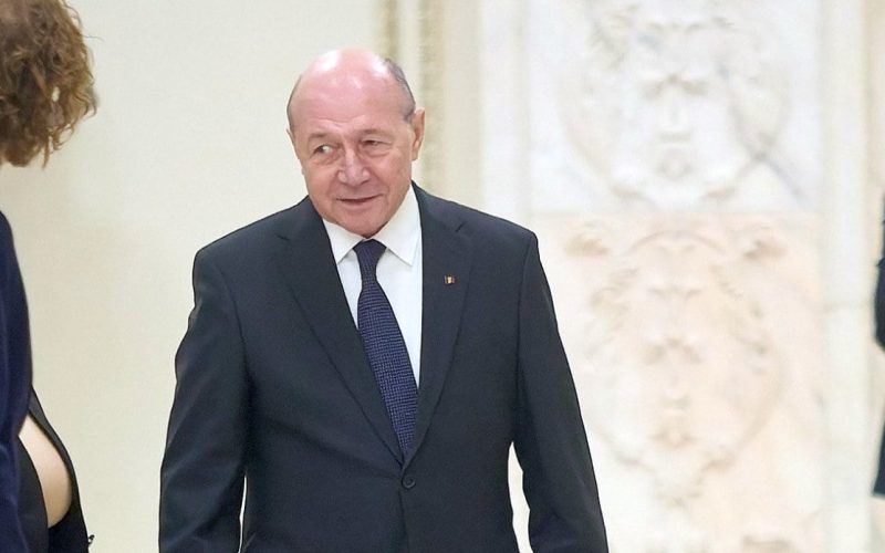 Fostul președinte Traian Băsescu a intervenit în dezbaterile privind desemnarea viitorului premier, accentuând importanța rapidității în acest proces pentru stabilizarea politică