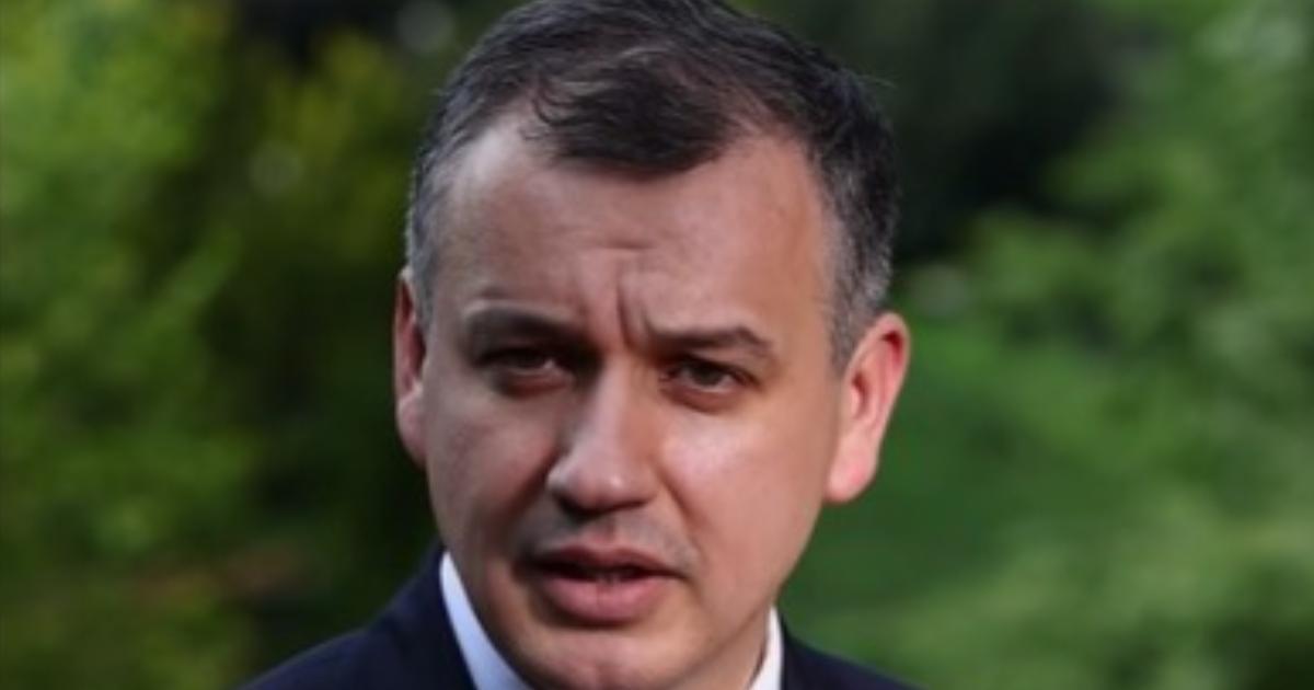 PNL respinge Guvernul Tomac, premierul desemnat ripostează Premierul desemnat, Eugen Tomac, a transmis un mesaj ferm către Partidul Național Liberal (PNL) pe platforma Facebook, ca răspuns la decizia liberalilor de a nu susține învestirea guvernului