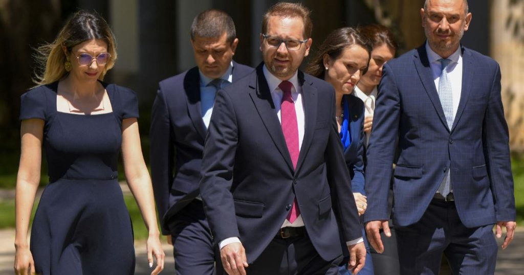 USR refuză colaborarea cu PSD pentru Guvernul Veștea Uniunea Salvați România (USR) a anunțat, duminică seară, după o ședință a Biroului Național, că refuză să facă parte dintr-un nou guvern alături de Partidul Social Democrat (PSD)
