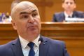 Adrian Veştea refuză să-şi depună mandatul de premier desemnat Adrian Veştea, preşedintele PNL, a declarat ferm că nu îşi va depune mandatul de premier desemnat, contrazicând aşteptările liderului PNL, Ilie Bolojan, care estima că Veştea va face acest pas până marţi dimineaţa, ora 10:00