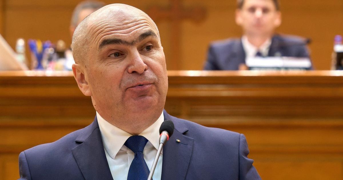 Adrian Veştea refuză să-şi depună mandatul de premier desemnat Adrian Veştea, preşedintele PNL, a declarat ferm că nu îşi va depune mandatul de premier desemnat, contrazicând aşteptările liderului PNL, Ilie Bolojan, care estima că Veştea va face acest pas până marţi dimineaţa, ora 10:00