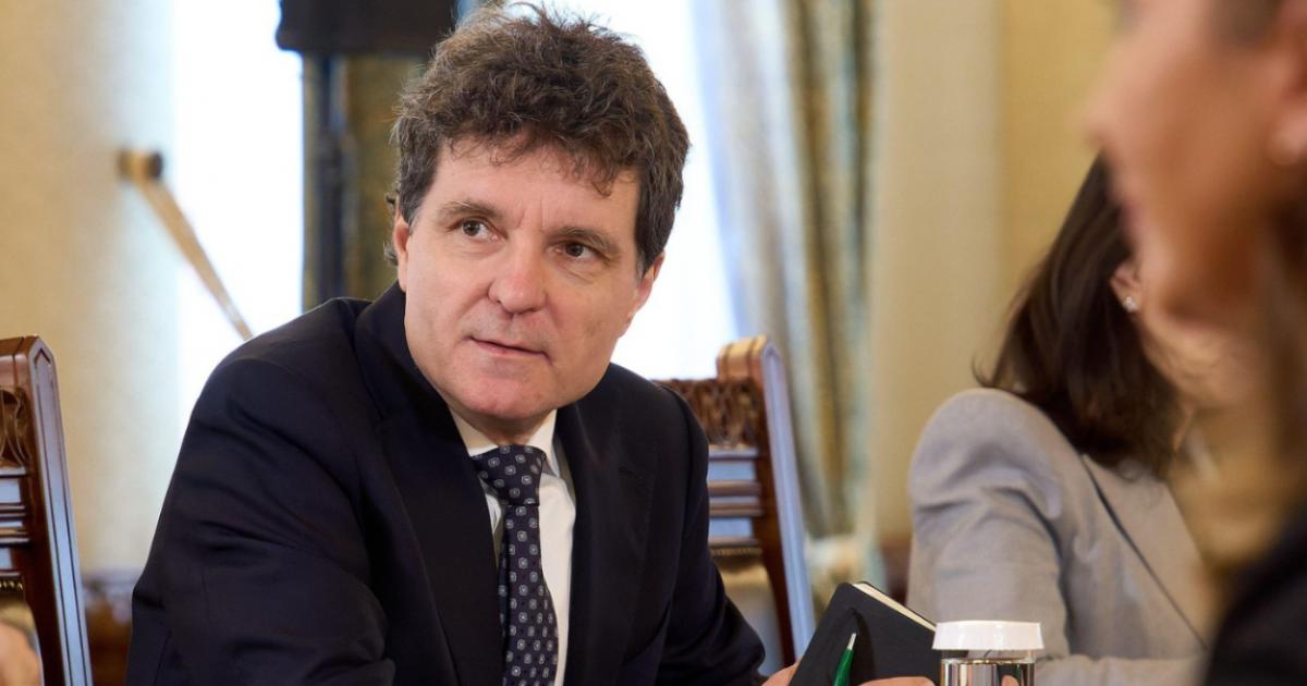 Guvern minoritar pro-occidental, în discuții avansate Președintele Nicușor Dan a anunțat miercuri seară, la Cluj-Napoca, că discuțiile pentru desemnarea unui nou premier au ajuns într-un stadiu avansat, concluzia preliminară fiind formarea unui guvern minoritar cu orientare pro-occidentală