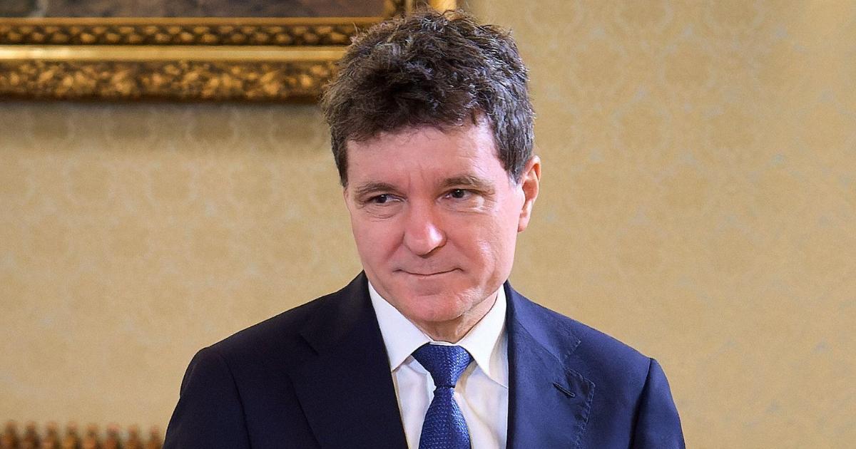 Raportul privind anularea alegerilor prezidențiale, aproape gata Președintele Nicușor Dan a oferit noi informații despre stadiul raportului ce analizează anularea alegerilor prezidențiale, declarând că o versiune completă va fi publicată într-un termen rezonabil