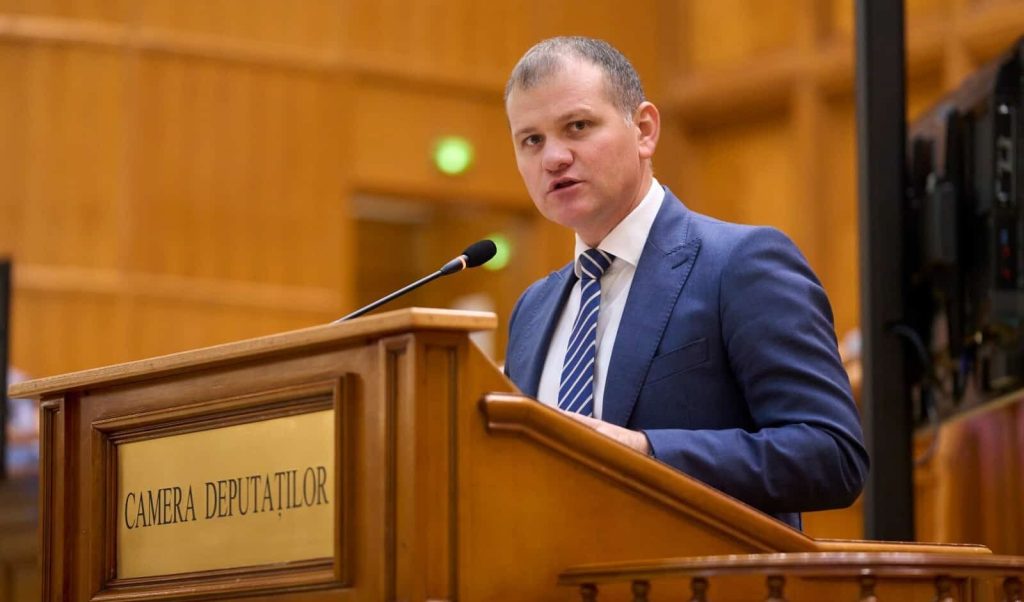 Deputatul AUR Valeriu Munteanu a atras atenția asupra unei aparente lipse de coerență în politicile promovate de Ministerul Mediului, subliniind discrepanța dintre cotele ridicate de vânătoare propuse pentru sezonul 2026-2027 și refuzul autorităților de a adopta măsuri ferme pentru gestionarea populației de urși