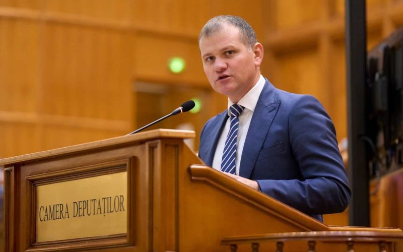 Deputatul AUR Valeriu Munteanu a atras atenția asupra unei aparente lipse de coerență în politicile promovate de Ministerul Mediului, subliniind discrepanța dintre cotele ridicate de vânătoare propuse pentru sezonul 2026-2027 și refuzul autorităților de a adopta măsuri ferme pentru gestionarea populației de urși