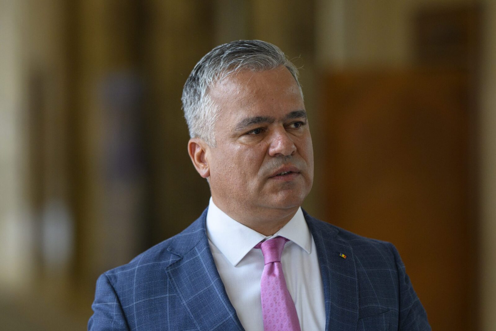 Premierul desemnat Adrian VEȘTEA a reiterat angajamentul său de a forma un nou guvern, subliniind că nu intenționează să depună mandatul și apelând la parlamentari să susțină echipa propusă