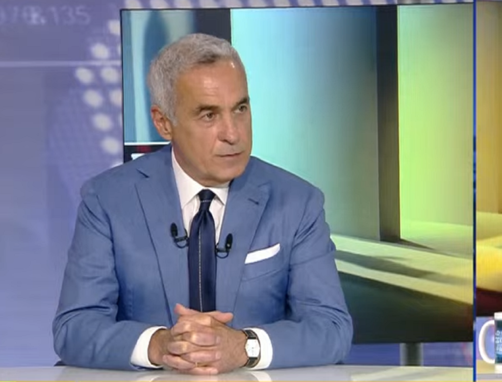 Călin Georgescu acuză Realitatea TV de cenzură, susținând că postul de televiziune nu i-ar fi preluat apelul adresat parlamentarilor, îndemnându-i să nu acorde votul de încredere guvernului propus pentru conducerea țării