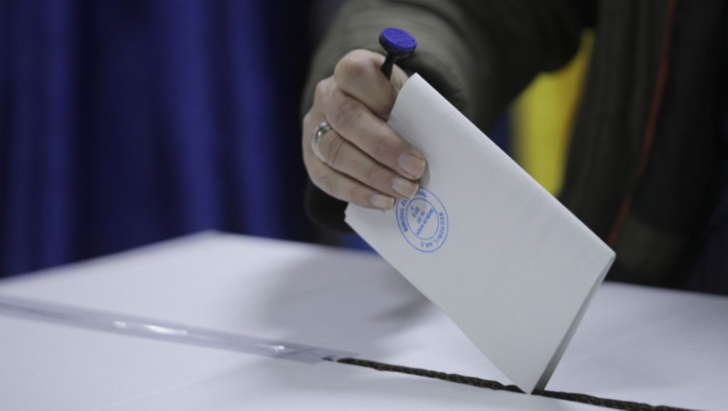 Alegeri anticipate, o posibilitate tot mai reală în România Scenariul alegerilor anticipate devine tot mai plauzibil în peisajul politic românesc, pe măsură ce premierul desemnat, Eugen Tomac, se confruntă cu obstacole semnificative în obținerea susținerii necesare în Parlament
