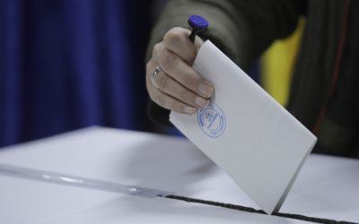 Alegeri anticipate, o posibilitate tot mai reală în România Scenariul alegerilor anticipate devine tot mai plauzibil în peisajul politic românesc, pe măsură ce premierul desemnat, Eugen Tomac, se confruntă cu obstacole semnificative în obținerea susținerii necesare în Parlament