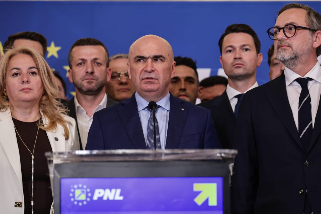 Tensiuni majore în PNL: Adrian Veștea sfidează partidul, Bolojan amenință cu excluderea liberalilor Partidul Național Liberal (PNL) se confruntă cu o criză internă profundă după ce premierul desemnat, Adrian Veștea, a refuzat să-și depună mandatul, sfidând decizia conducerii partidului și amenințările cu excluderea lansate de președintele Ilie Bolojan