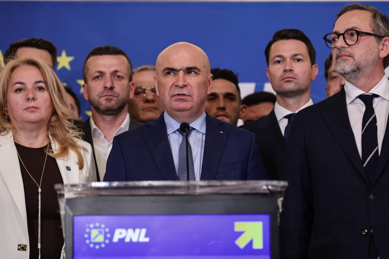 Tensiuni majore în PNL: Adrian Veștea sfidează partidul, Bolojan amenință cu excluderea liberalilor Partidul Național Liberal (PNL) se confruntă cu o criză internă profundă după ce premierul desemnat, Adrian Veștea, a refuzat să-și depună mandatul, sfidând decizia conducerii partidului și amenințările cu excluderea lansate de președintele Ilie Bolojan