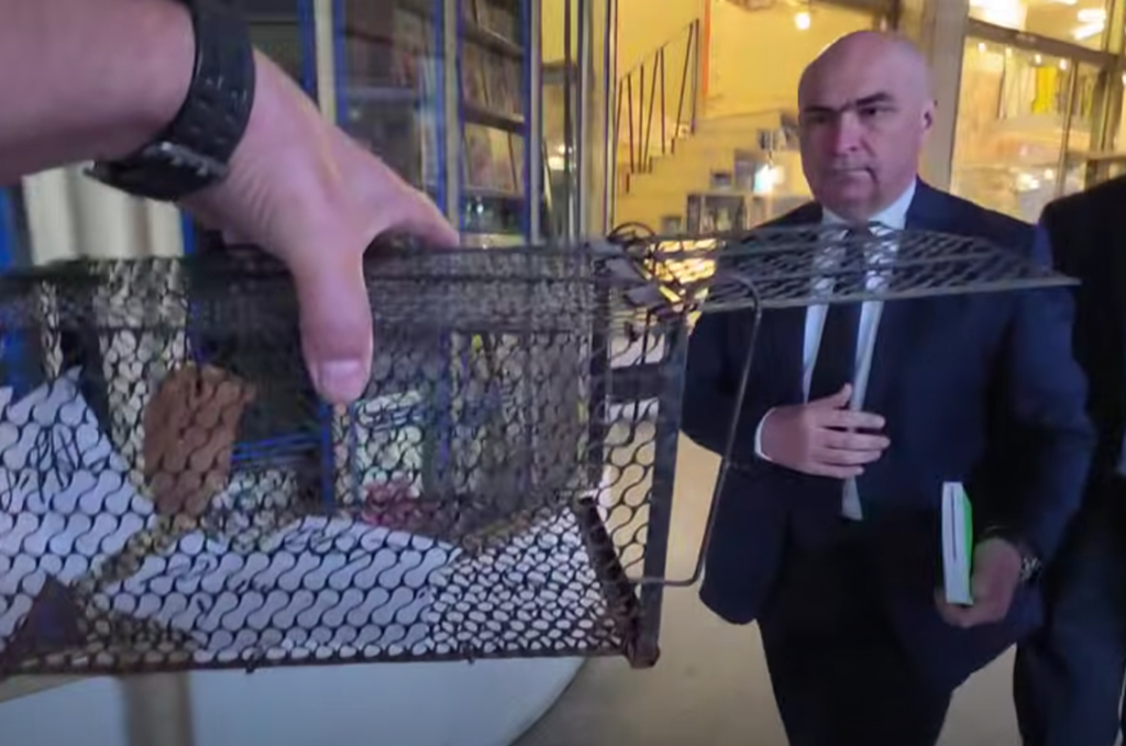 Incident cu activistul Marian Ceaușescu și premierul Ilie Bolojan Premierul Ilie Bolojan a fost protagonistul unui incident neașteptat în momentul în care un activist l-a interpelat public, oferindu-i o cușcă și adresându-i întrebări critice despre situația politică din România