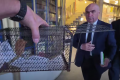 Incident cu activistul Marian Ceaușescu și premierul Ilie Bolojan Premierul Ilie Bolojan a fost protagonistul unui incident neașteptat în momentul în care un activist l-a interpelat public, oferindu-i o cușcă și adresându-i întrebări critice despre situația politică din România