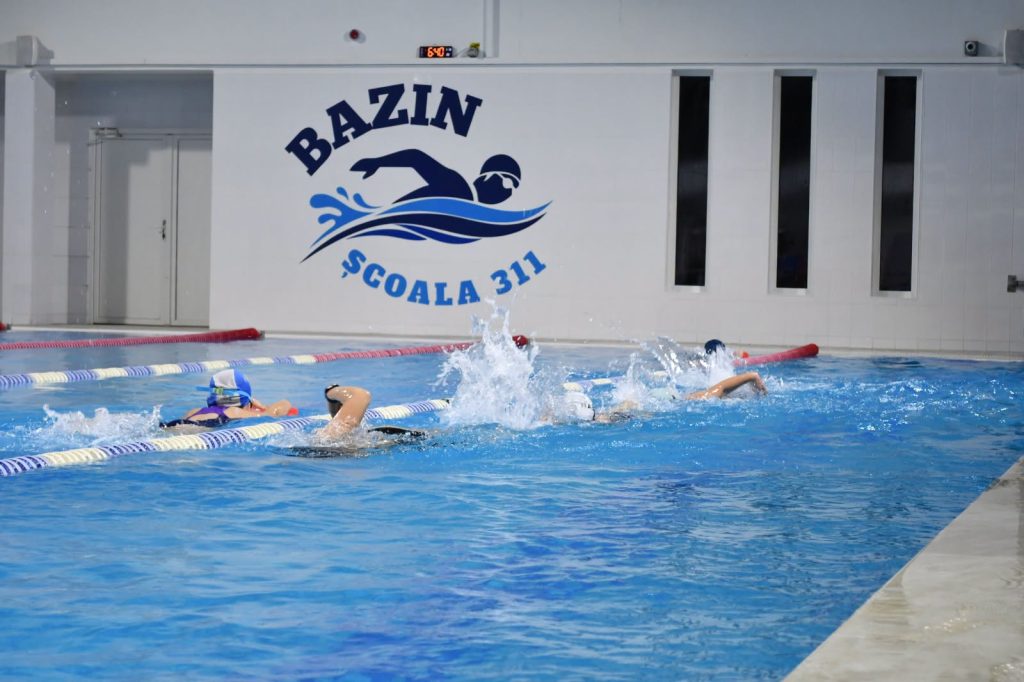 Clasa I sportivă în București: școlarii la ore din toamnă