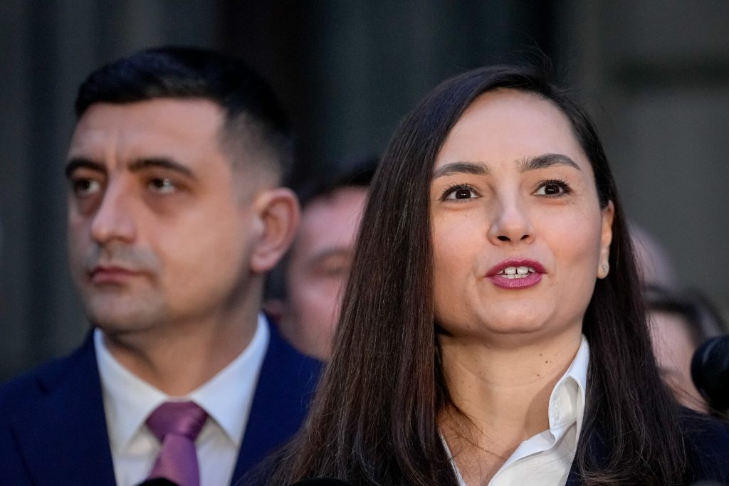 Anamaria Gavrilă critică AUR pentru campania de suspendare a lui Nicușor Dan Anamaria Gavrilă, președinta Partidului Oamenilor Tineri (POT), a lansat un atac dur la adresa Alianței pentru Unirea Românilor (AUR), acuzându-l pe liderul George Simion că folosește tema suspendării primarului general al Capitalei, Nicușor Dan, în scopuri propagandistice