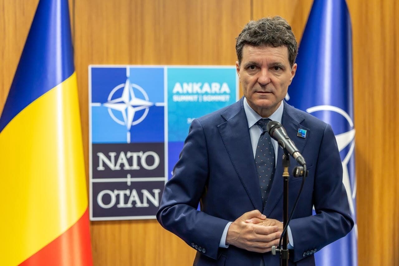 România consolidează rolul în NATO prin angajamente noi Nicușor Dan, președintele României, a prezentat joi într-o postare pe rețelele de socializare principalele concluzii extrase de la Summitul NATO de la Ankara, subliniind unitatea alianței și importanța rezultatelor obținute pentru țara noastră