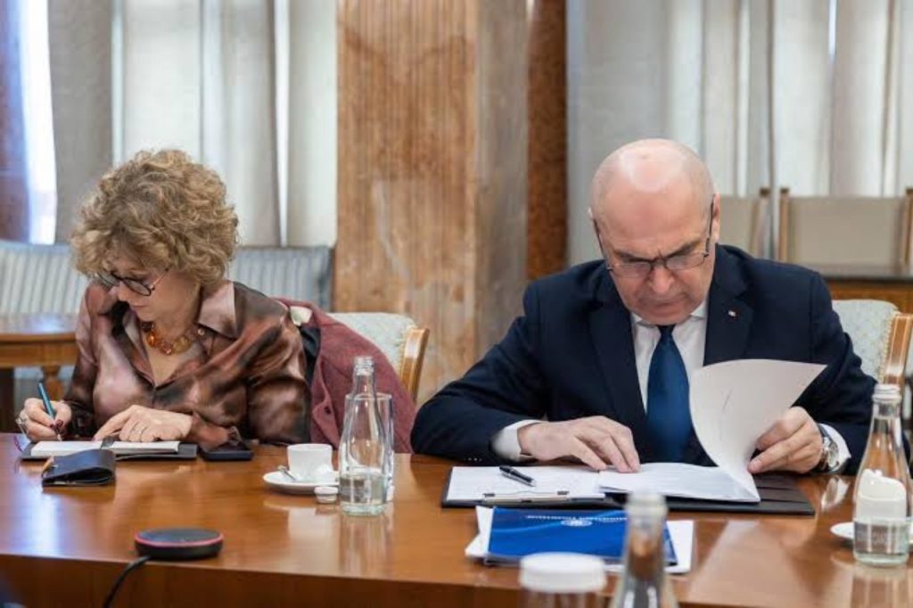 Tensiuni în Coaliție: PSD, Acuzat Că Ar Fi Frânat Reformele Companiilor de Stat Vicepremierul interimar și vicepreședinte PNL, Oana Gheorghiu, a lansat acuzații la adresa Partidului Social Democrat, afirmând că acesta ar fi susținut inițial măsurile de austeritate care au afectat cetățenii, însă ar fi început o „luptă” în coaliție odată ce discuțiile s-au mutat spre reformarea companiilor de stat și a Consiliilor de Administrație