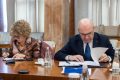 Tensiuni în Coaliție: PSD, Acuzat Că Ar Fi Frânat Reformele Companiilor de Stat Vicepremierul interimar și vicepreședinte PNL, Oana Gheorghiu, a lansat acuzații la adresa Partidului Social Democrat, afirmând că acesta ar fi susținut inițial măsurile de austeritate care au afectat cetățenii, însă ar fi început o „luptă” în coaliție odată ce discuțiile s-au mutat spre reformarea companiilor de stat și a Consiliilor de Administrație