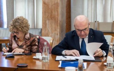 Tensiuni în Coaliție: PSD, Acuzat Că Ar Fi Frânat Reformele Companiilor de Stat Vicepremierul interimar și vicepreședinte PNL, Oana Gheorghiu, a lansat acuzații la adresa Partidului Social Democrat, afirmând că acesta ar fi susținut inițial măsurile de austeritate care au afectat cetățenii, însă ar fi început o „luptă” în coaliție odată ce discuțiile s-au mutat spre reformarea companiilor de stat și a Consiliilor de Administrație