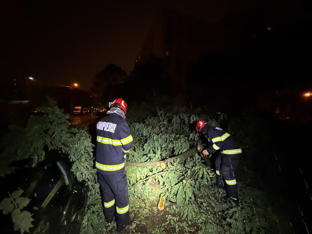 Forțe ISU din țară vin în sprijinul pompierilor bucureșteni