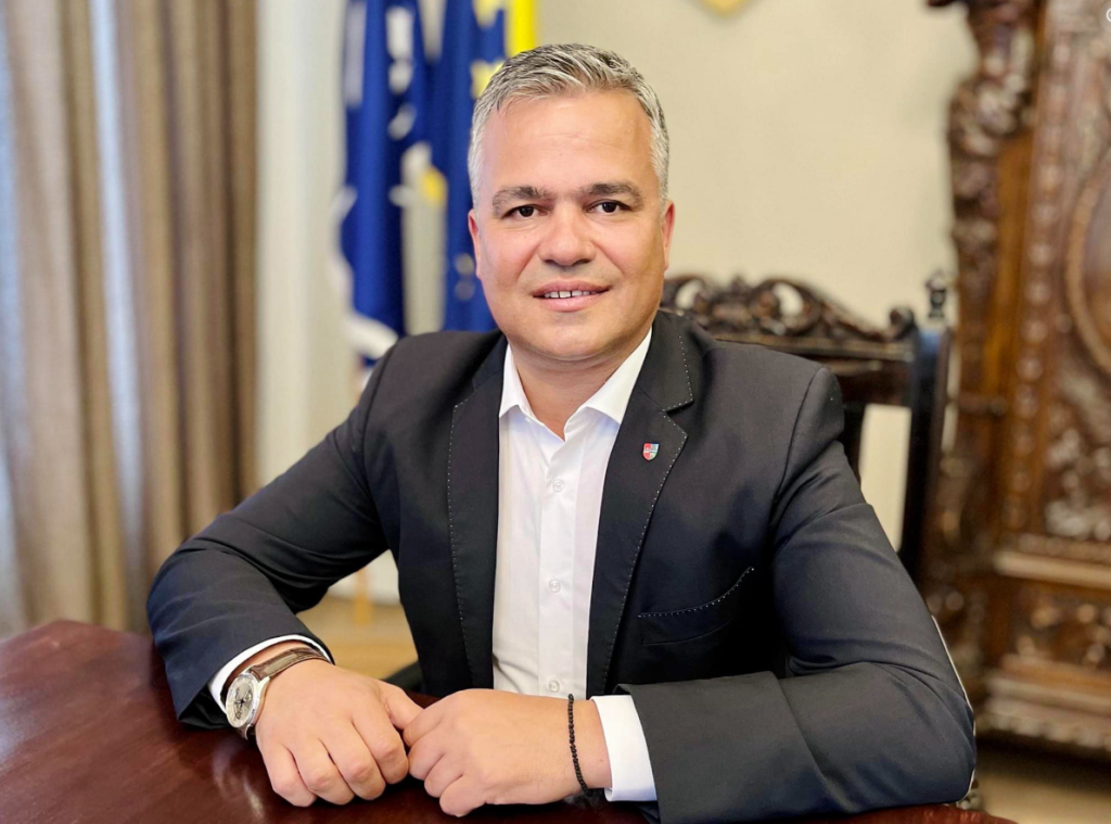 Veștea susține platforma liberal-conservatoare din PNL, criticând conducerea Bolojan Fostul premier desemnat Adrian Veștea și-a anunțat oficial susținerea pentru Platforma Liberal-Conservatoare, o grupare internă din PNL ce reunește membri nemulțumiți de direcția actuală a partidului, condusă de Ilie Bolojan