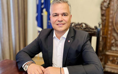Veștea susține platforma liberal-conservatoare din PNL, criticând conducerea Bolojan Fostul premier desemnat Adrian Veștea și-a anunțat oficial susținerea pentru Platforma Liberal-Conservatoare, o grupare internă din PNL ce reunește membri nemulțumiți de direcția actuală a partidului, condusă de Ilie Bolojan
