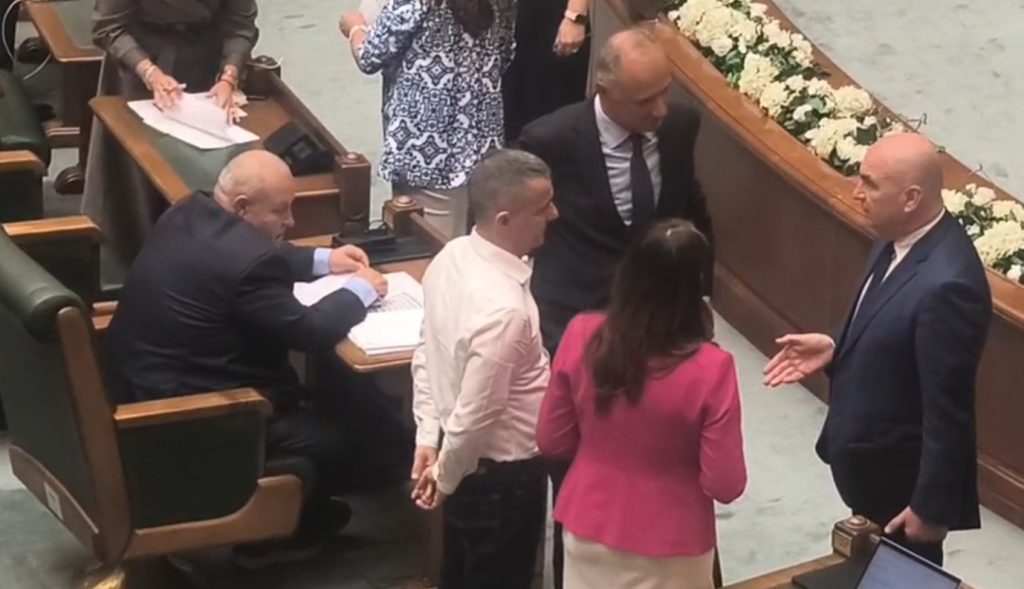 Sprijin pentru românii afectați Senatul a adoptat, în cadrul unei sesiuni extraordinare, două acte normative menite să sprijine financiar cetățenii români confruntați cu dificultăți neprevăzute