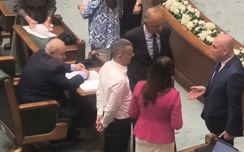 Sprijin pentru românii afectați Senatul a adoptat, în cadrul unei sesiuni extraordinare, două acte normative menite să sprijine financiar cetățenii români confruntați cu dificultăți neprevăzute